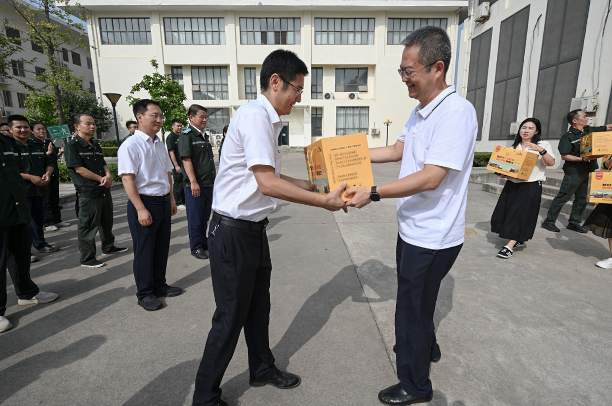 8月8日，taptap党委副书记、工会主席董鹏带队深入引汉济渭岭北工区开展“送清凉”慰问活动.jpg