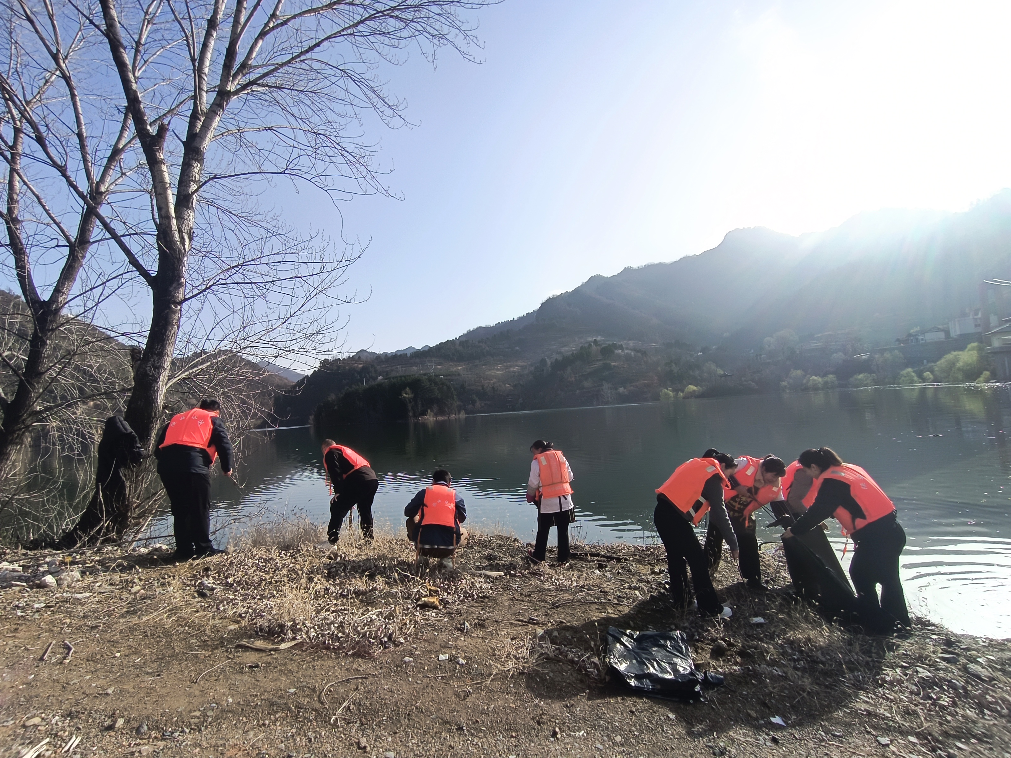 丹凤水生态公司员工清理鱼岭水库清理湖面垃圾 (2).jpg